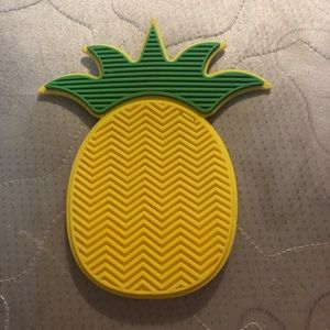 Makeup brush cleaner